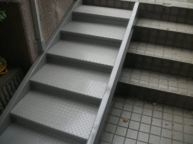 兵庫県西宮市　マンション　鉄製階段の塗装工事